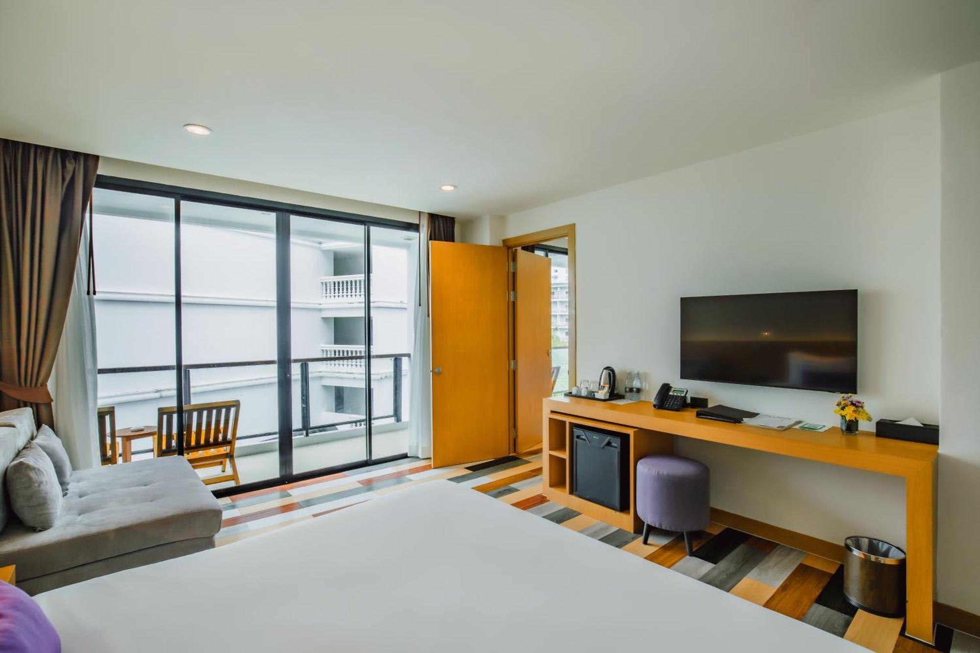 The Lunar Patong Exterior photo