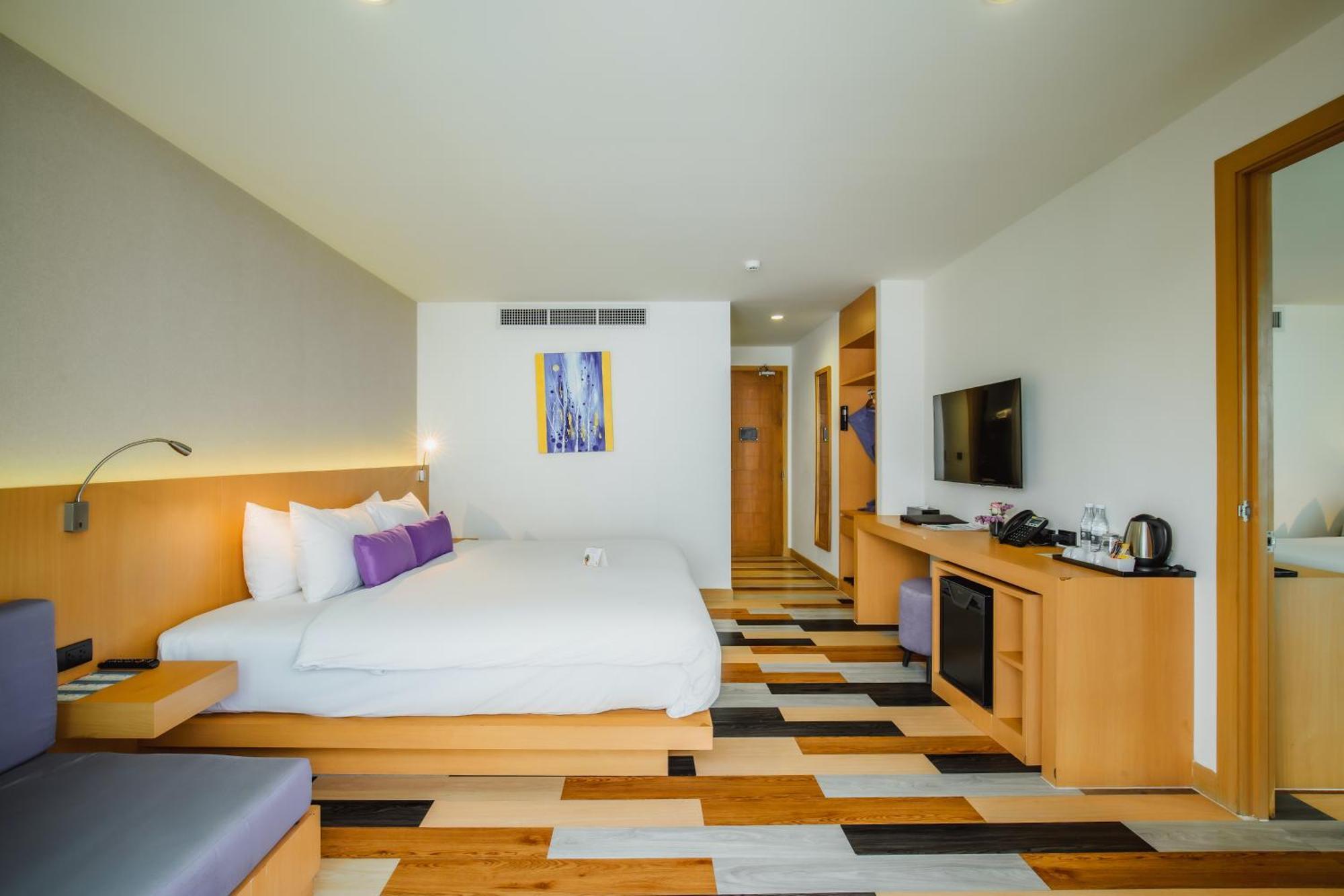 The Lunar Patong Exterior photo